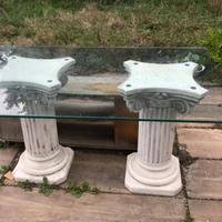 Tavolo in vetro con capitelli in cemento bianco us