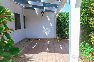 VILLA A SCHIERA A CAROVIGNO