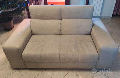 Divano due posti larghi con pouf contenitore