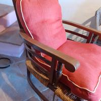 poltrone in legno con cuscini colorati