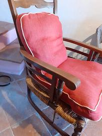 poltrone in legno con cuscini colorati