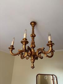 Lampadario d’epoca in legno dorato
