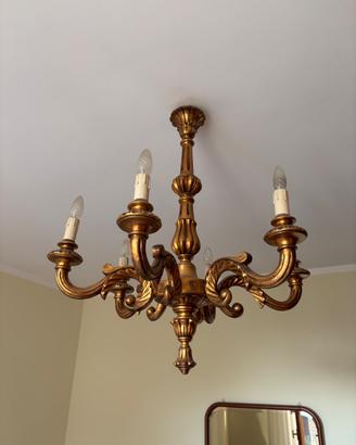 Lampadario d’epoca in legno dorato