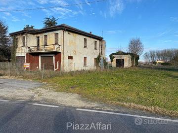 Fabbricato con 3000 mq di terreno
