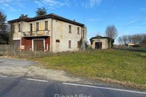 Fabbricato con 3000 mq di terreno