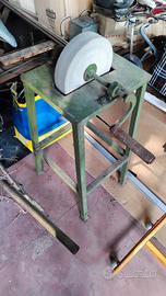 Vecchia mola a manovella