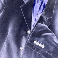 Giacca in velluto liscio blu.