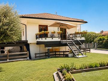 VILLA SINGOLA DI 5loc TERRAZZO E GIARDINO