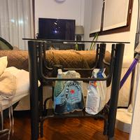 tavolino con rotelle nero acciaio e vetro scuro