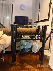 tavolino con rotelle nero acciaio e vetro scuro