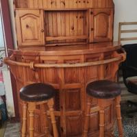 Mobile bar con due sgabelli