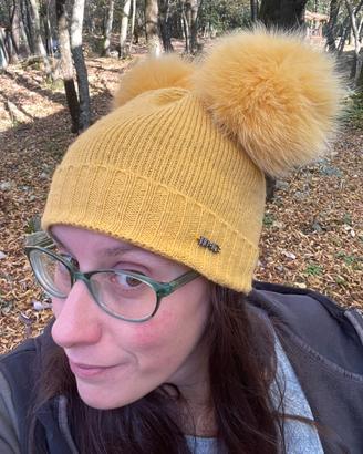 Cappello Liu Jo giallo senape con doppio pom pon