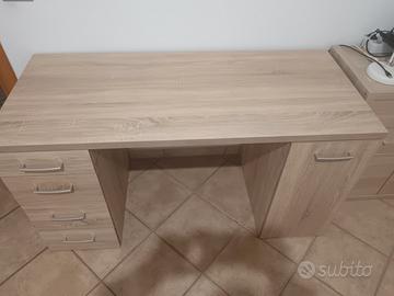 scrivania in legno