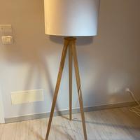 Lampada treppiede da terra stile scandinavo