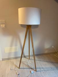 Lampada treppiede da terra stile scandinavo