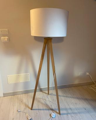 Lampada treppiede da terra stile scandinavo