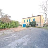 VILLA SINGOLA ANNI '90 CON GIARDINO