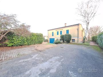 VILLA SINGOLA ANNI '90 CON GIARDINO