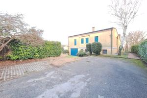 VILLA SINGOLA ANNI '90 CON GIARDINO