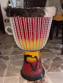 Djembe 62 cm in legno intagliato e pelle naturale.