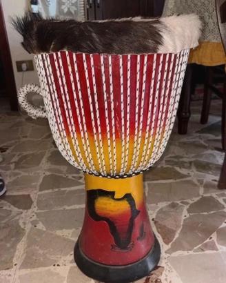 Djembe 62 cm in legno intagliato e pelle naturale.