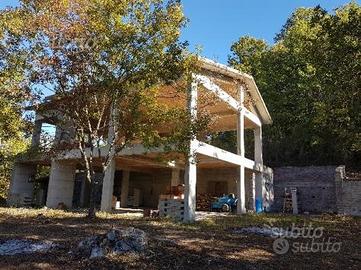 Terreno con struttura in cemento armato