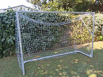 Porta  da calcio  con rete.