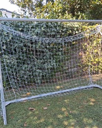 Porta  da calcio  con rete.