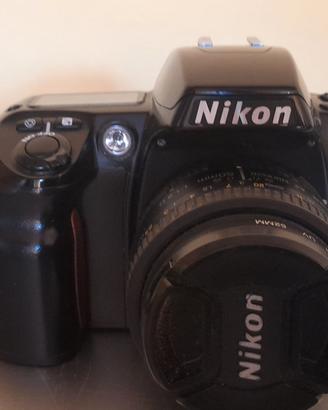 Nikon F60 con obiettivo Niko AF Nikkor 50 mm 1:1,8
