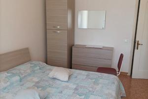 Camera singola ampia e ben arredata