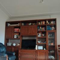 Libreria in legno ciliegio.