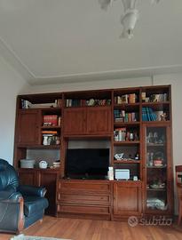 Libreria in legno ciliegio.