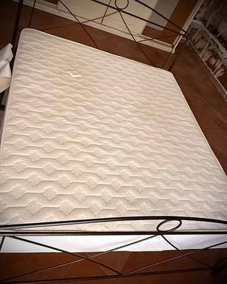 Letto in ferro e tavolo