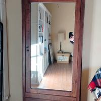 armadio in legno con anta e specchio