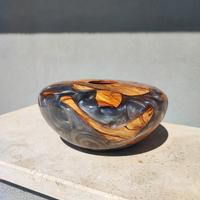 vaso in legno d'olivo e resina