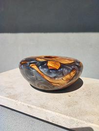vaso in legno d'olivo e resina