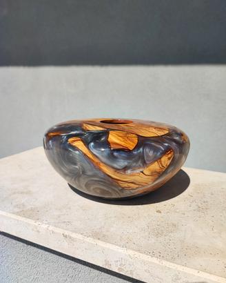 vaso in legno d'olivo e resina