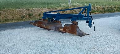 Aratro trivomere portato