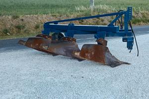Aratro trivomere portato