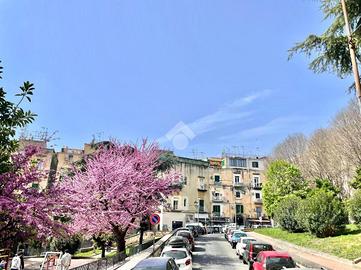 3 LOCALI A NAPOLI