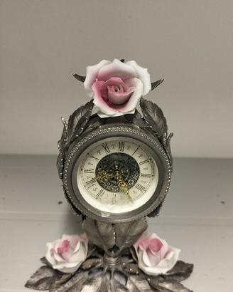 orologio da tavolo con motivi floreali in peltro