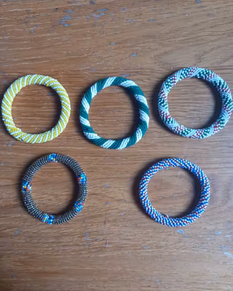 6 collane e 9 bracciali rigidi sudafricani