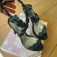 Sandali in raso di seta e applicazioni