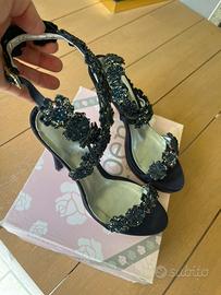 Sandali in raso di seta e applicazioni