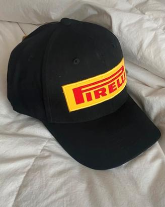 Cappello e T-shirt Pirelli