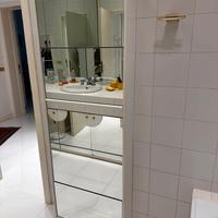 Scarpiera a ribalta bianca vetro