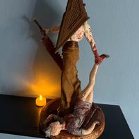 Statua Pyramid Head Silent Hill dipinta a mano