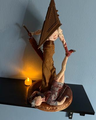 Statua Pyramid Head Silent Hill dipinta a mano