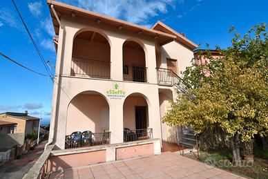 Casa con due piani indipendenti e giardino