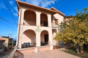 Casa con due piani indipendenti e giardino